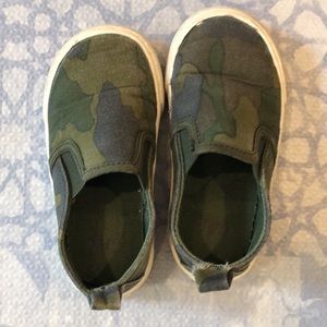 Gap size 6T camo shoes